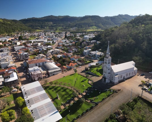 Um ano após a tragédia, o Rio Grande do Sul se reconstrói